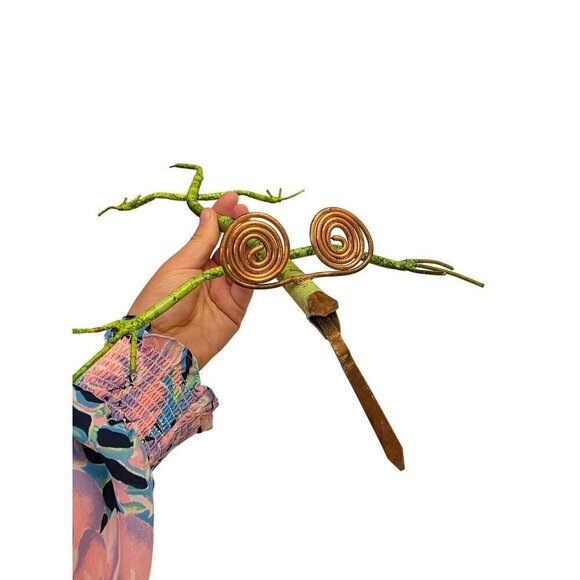 Whimsical Green Wire Lizard Sculpture With Spiral Eyes & Long Tail - Picture 12 of 16